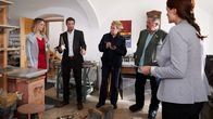 Die Rosenheim-Cops – Anne Birkmeier (Sigrid Spörk, l.) erzählt den Ermittlern ((v.r.n.l.) Mai (Sina Wilke), Hofer (Joseph Hannesschläger), Mohr (Max Müller) und Hansen (Igor Jeftic), wie sie den Toten gefunden hat und in welchem Verhältnis sie zueinander standen.