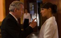 Velvet – Emilio López (José Sacristán, l.); Ana Rivera (Paula Echevarría, r.)