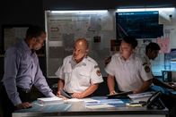 Mayday - Alarm im Cockpit – REENACTMENT - A Boeing Representative (played by Marcus Nance), the Main Investigator (played by Von Flores), and another KNKT investigator (played by Allen Keng) discuss what might have caused Lion Air 610 to crash. (Cineflix 2020/Pana Pantazidis)
