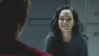 MacGyver – Wer ist der Maulwurf in der US-Regierung? Riley (Tristin Mays, r.) ist jedes Mittel recht und erhofft sich von Auftragskiller Murdoc (David Dastmalchian, l.) einen wichtigen Tipp ....