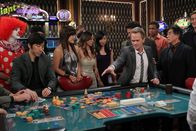 How I Met Your Mother – Ein Junggesellenabschied, der es in sich hat: Barney (Neil Patrick Harris, 4.v.r.) ...