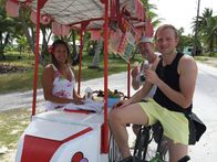 Verrückt nach Meer – Schiffsarzt Winni Koller und Zweiter Offizier Christian Baumann machen einen Fahrradausflug an Land (Rangiroa). Sie treffen eine Südseeeisverkäuferin und essen ein Poké Poké, eine Mischung aus Karamell und Tahiti- Vanille.