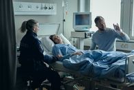neoriginal: Arctic Circle - Der unsichtbare Tod – Nina Kautsalo (Iina Kuustonen, l.) und Dr. Thomas Lorenz (Maximilian Brückner, r.) befragen die schwer verletzte Prostituierte Irina (Anna Ackermann, M.) und erhoffen sich dadurch Aufschluss über das Jemen-Virus.