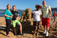 Verrückt nach Meer – Gruppenfoto mit Sandburg und Entertainment-Managerin Cori, dem Zweiten Offizier Christian, Reiseleiter Bernd und dem Vizeweltmeister im Sandburgenbauen. Weiteres Bildmaterial finden Sie unter www.br-foto.de.