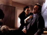 Diagnose: Mord – Mannix (Mike Connors, r.) hat einen Schwächeanfall erlitten und wird von der Reporterin Tina Reynolds (Susan Lee Hoffman, l.) versorgt ...