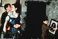 Die Asche meiner Mutter – Ein seltener Moment des Glücks bei Frank McCourt (Joe Breen, re.) und seinen Eltern Malachy (Robert Carlyle) und Angela (Emily Watson).