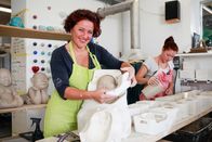 Aufgetischt vor 10 – Die Keramikkünstlerin Margit Denz in ihrem Atelier in Knie bei Dornbirn.