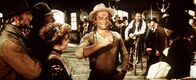 Mein Name ist Nobody – Nobody (Terence Hill, M.) stellt vor Publikum seine Trinkfestigkeit unter Beweis ...