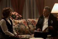 Hysteria! – Tracy (Anna Camp) glaubt, in Chief Dandridge (Bruce Campbell) endlich einen Verbündeten im Kampf gegen das Böse zu haben. Doch ehe sie sich versieht, muss sie selbst unbequeme Fragen beantworten.
