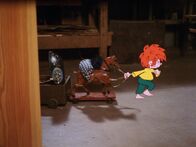 Meister Eder und sein Pumuckl – Meister Eders Hobelmaschine geht kaputt und Herr Schrader muss kommen, um sie wieder zu richten. Doch der verlegt seinen Schraubenzieher, dort eine Schraube ... Steckt Pumuckl dahinter oder hat er diesmal wirklich nichts mit der Sache zu tun?