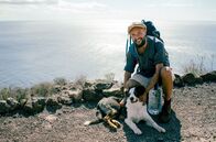 Re: – Boris, der aus Deutschland ausgewanderte Straßenmusiker, lebt heute noch mit seinem Hund Alf in einer Höhle am Strand.
