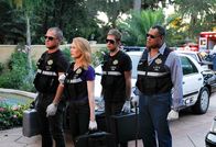 CSI: Vegas – L-R: Nick (George Eads), Catherine (Marg Helgenberger) Greg (Eric Szmanda) und Langston (Laurence Fishburne)