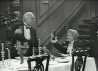 Dinner for One – Cheers: Freddie Frinton als Butler James, May Warden als Miss Sophie.