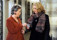Rote Rosen – ARD ROTE ROSEN FOLGE 1713 Uhr im ERSTEN. Tine (Maike Bollow, r.) holt sich Rat bei Inge (Peggy Lukac, l.) – soll sie Malte kontrollieren?