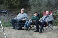 Modern Family – Jay (Ed O'Neill, l.), Manny (Rico Rodriguez, M.) und Mitchell (Jesse Tyler Ferguson) machen einen Ausflug, um gemeinsam Sternschnuppen zu beobachten.