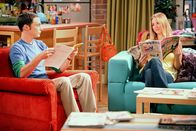 The Big Bang Theory – Geraten wegen einem Seuchensessel in Streit: Sheldon (Jim Parsons, l.) und Penny (Kaley Cuoco, r.) ...