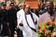Death in Paradise – Für Pfarrer Lynch ist diese Beerdigung ein schwieriger Job: Er muss einen Freund begraben.