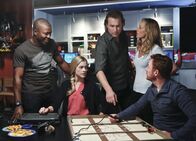 Navy CIS: L.A. – v.l.n.r.) Kai (Edwin Hodge), Clare (Gillian Alexy), Roy (John Corbett), Paris (Kim Raver) und Dave (Scott Grimes) ...