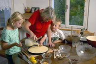 Zu Tisch ... – Thomas' Frau Jacqueline bereitet mit den Kindern Lisa und Mark den sogenannten Schlorzifladen zu.
