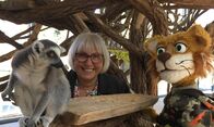 Tolle Tiere – Kater Kurt mit Tiergarten-Schönbrunn-Direktorin Prof. Dr. Dagmar Schratter bei den Kattas.