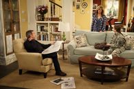 Last Man Standing – Eve (Kaitlyn Dever, r.) hat sich von ihrem Freund Justin getrennt. Mike (Tim Allen, l.) und Vanessa (Nancy Travis, M.) haben ganz besondere Tipps, wie sie sich ihrer Meinung nach, nach der Trennung verhalten soll ...
