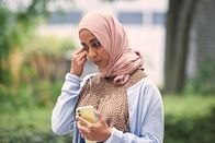 We Are Lady Parts – Amina (Anjana Vasan) erhält plötzlich eine Sprachnachricht – und schöpft neue Hoffnung.