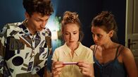 Tod den Lebenden – Juklas (Julius Feldmeier), Heidi (Odine Johne, Mitte) und Becky (Kristin Suckow) schauen auf das Testergebnis von Beckys Schwangerschaftstest.