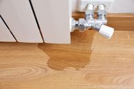 Solutions - Problemlöser im Haushalt – Stockfotografie Wasserleck durch die Mutter des Heizkörperrohres: lizenzfreie Fotos