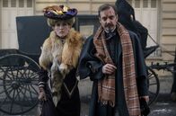 Paris Police 1900 – Meg Steinheil (Evelyne Brochu) und Adolphe Steinheil (François Raison),