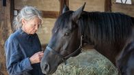Altes Land - Ankommen – Vera Eckhoff (Iris Berben) hat bis ins hohe Alter den Hof im Alten Land halten können und kümmert sich liebevoll um ihren treuen Weggefährten, den "Ostpreußen".