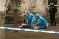 Inspector Barnaby – Rechtsmedizinerin Fleur Perkins (Annette Badland, l.) untersucht die Leiche von Emani Taylor (Amber Aga) in den Gemäuern von Causton Abbey.