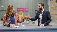 Frau Jordan stellt gleich – Eva Jordan (Katrin Bauerfeind, l.); Sebastian Wellmann (Matthias Weidenhöfer, r.)