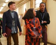 Abbott Elementary – v.li.: Jacob Hill (Chris Perfetti), Janine Teagues (Quinta Brunson), Gregory Eddie (Tyler James Williams)