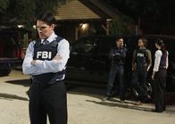 Criminal Minds – Buchstäblich in letzter Sekunde kann das BAU-Team das verschollene Paar aus den Händen seines Peinigers retten: Rossi (Joe Mantegna, 2.v.l.), Hotch (Thomas Gibson, l.), Prentiss (Paget Brewster, r.) und Reid (Matthew Gray Gubler, 2.v.r.) ...
