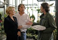 Rote Rosen – Alice (Janette Rauch, l.) stellt Thierry (Andre Beyer, M.) Marc (Jan Hartmann, r.) vor.