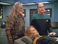 Star Trek - Raumschiff Voyager – Der Doktor (Robert Picardo,r.).