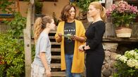 Ella Schön – Klara (Zora Müller, l.) ist stinksauer auf Ella (Annette Frier, r.), weil diese ihre nicht bei der Rettung des Pferdes vor dem Schlachter helfen will. Christina (Julia Richter, M.) ist fassungslos über Ellas Sturheit.