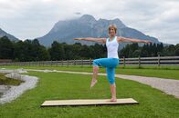 Tele-Gym – Gabi Fastner bei einer Stabilitätsübung.