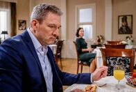 Sturm der Liebe – Sophia (Krista Birkner, r.) kann ihre Freude über die Trennung von Christoph (Dieter Bach, l.) und Alexandra nicht ganz verbergen.