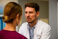 Bettys Diagnose – Betty Hertz (Henrike Hahn) und Dr. Julius Walden (Constantin Lücke)