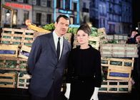 Charade – Zwielichtiger Ratgeber: Walter Matthau als Hamilton Bartholemew, Audrey Hepburn als Regina Lampert