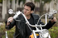 Ghost Rider – Um seinen sterbenden Vater zu retten, verkauft der berühmte Motorrad-Stuntman Johnny Blaze (Nicolas Cage) seine Seele Mephistopheles. Von nun an ist er gezwungen, Nacht für Nacht in Gestalt eines feurigen Dämons das Böse zu vernichten. Da bietet der Teufel ihm eine Chance, seine Seele zurückzugewinnen ...