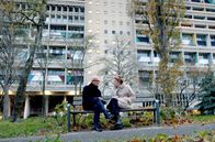 Unhappy – Ronja von Rönne mit Matthias Heitzler: Der ehemalige Designer und Makler lebt seit mehr als 20 Jahren in einer kleinen Wohnung im ikonischen Corbusierhaus, einem Plattenbau aus den 1950er Jahren in Berlin.