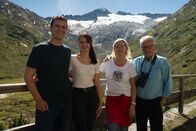 Heimatleuchten – Anneliese Fleißner, ihr Sohn Lukas Fleißner und Freundin Julia Hofer posieren für ein Foto auf der Osnabrücker Hütte