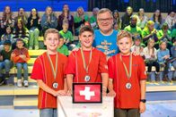 1, 2 oder 3 – Das rote Rateteam aus Schattdorf/Schweiz freut sich über die Teilnahmedaillen und die spannenden Erfahrungen bei "1, 2 oder 3".
