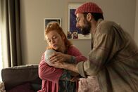neoriginal: Push – Sofia (Marleen Lohse, l.) und Oliver (Matthias Weidenhöfer, r.) finden sich im Wochenbett-Chaos wieder. So entspannt und harmonisch, wie sie es sich vorgestellt haben, ist es leider doch nicht.