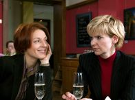 In aller Freundschaft – Pia Heilmann (Hendrikje Fitz, links) vermutet, dass Kathrin Globisch (Andrea Kathrin Loewig) mehr für den Gesundheitsdezernenten Steffen Frahm empfindet, als es für Kollegen üblich wäre. Kathrin versucht es zu leugnen.