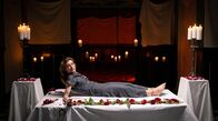 Sturm der Liebe – Alexandra (Daniela Kiefer) bekommt Panik, als sie von Tom auf einer Art Altar aufgebahrt wurde.