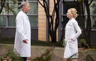 In aller Freundschaft – ARD/MDR IN ALLER FREUNDSCHAFT FOLGE 923, "Wennschon - Dennschon" Uhr im ERSTEN. (Ab 30.03.2021, 21:00 Uhr in der Mediathek) Ina Schulte (Isabell Gerschke) hat erfahren, dass das lebenswichtige Medikament für ihre kleine Patientin Feli rechtzeitig kommt. Gegenüber Dr. Roland Heilmann (Thomas Rühmann) kann sie es gar nicht fassen, dass die Krankenkasse so schnell dieses unglaublich teure Medikament bewilligt hat. Doch dann sagt ihr Dr. Heilmann, dass dem nicht so sei. und er bietet ihr an, das Baby allein weiter zu behandeln.