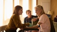 Dr. Nice – Obwohl die Praxis noch nicht geöffnet hat, rennen die Patienten (Hedi Kriegeskotte, r.) Dr. Neiss (Patrick Kalupa, M.) schon die Tür ein.
